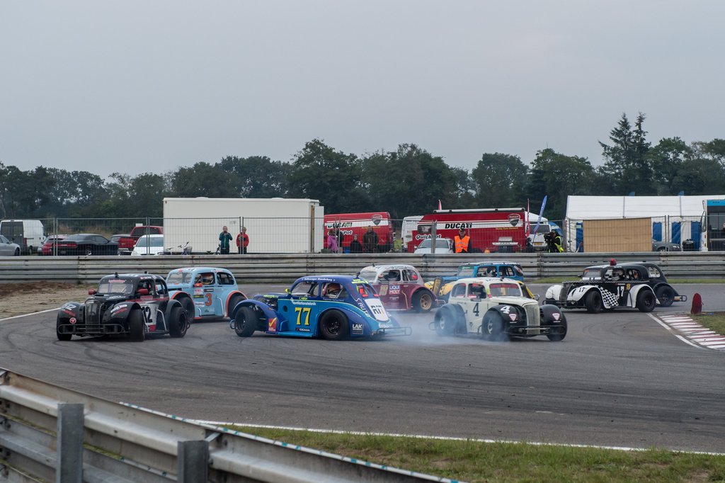 OK Mobil 1 Legend Car Cup har leveret underholdende racerløb siden klassen kom til Danmark i 2009. Med knap 40 tilmeldte biler bliver i år ingen undtagelse
(Foto: OK)